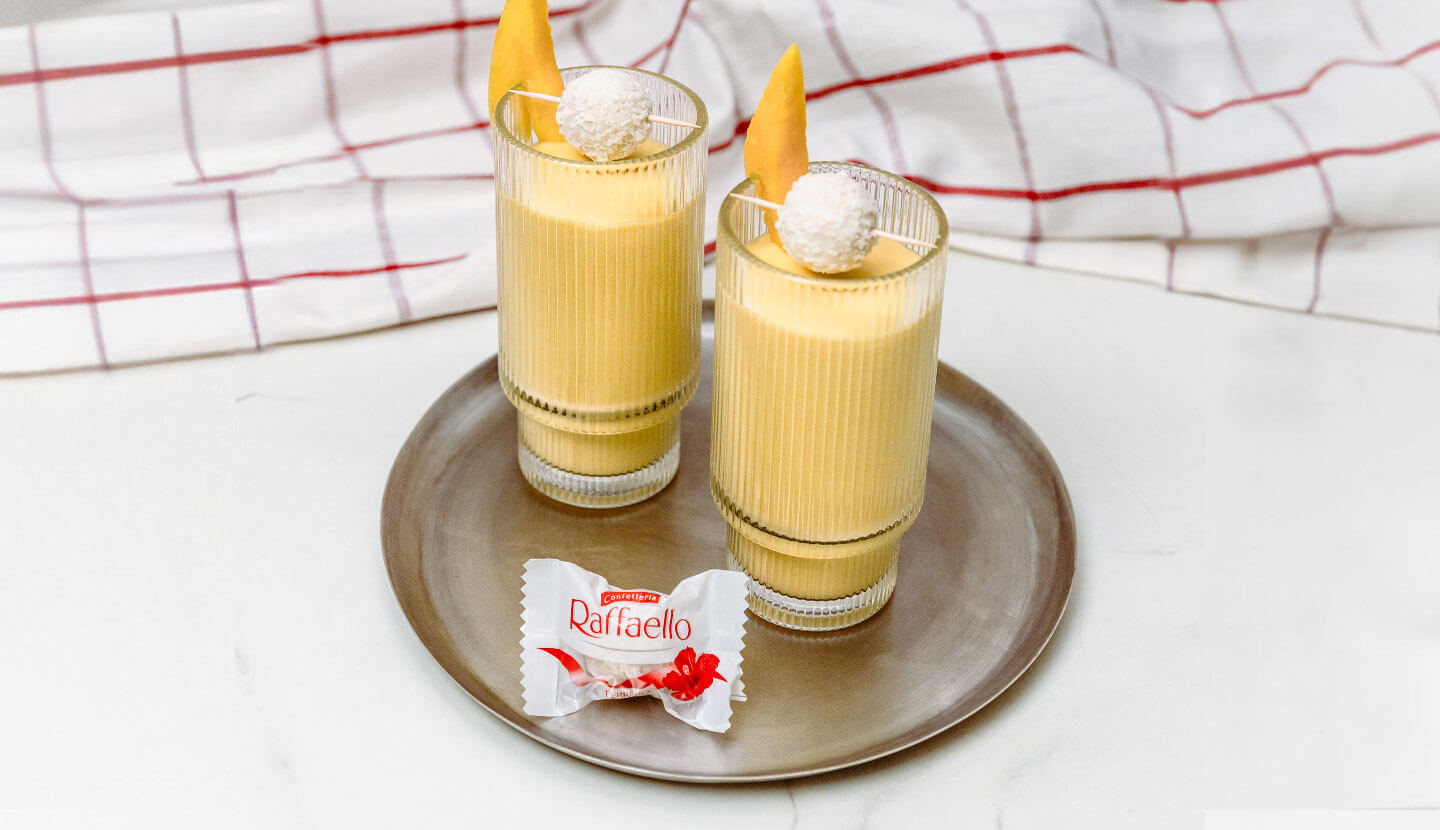 Kokos-Mango-Milchshake mit Raffaello